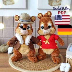 Peut inclure: Deux poupées écureuils au crochet. La poupée de gauche porte un chapeau beige et une veste marron avec une bordure en fausse fourrure blanche. La poupée de droite porte un haut rouge avec des détails jaunes. Texte Crochet Pattern PDF.