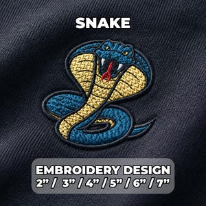 Puede incluir: Una tela oscura con un diseño de cobra bordado en hilo azul, amarillo y rojo. El texto SNAKE aparece sobre el diseño, y el texto EMBROIDERY DESIGN 2" / 3" / 4" / 5" / 6" / 7" está impreso sobre un fondo gris debajo del bordado.