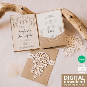 Peut inclure: Un ensemble de faire-part de mariage comprenant une carte beige avec une illustration de plumes et de lune, une carte de détails avec texte, et une pochette beige avec une bande décorative blanche découpée au laser en forme d'attrape-rêves.
