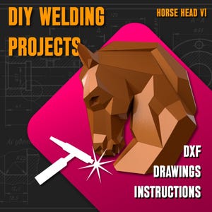 Könnte beinhalten: Eine braune, geometrische Pferdekopfskulptur vor einem magentafarbenen Hintergrund mit technischen Zeichnungen. Der Text lautet DIY WELDING PROJECTS, HORSE HEAD V1, DXF DRAWINGS und INSTRUCTIONS. Ein weißes Schweißbrenner-Symbol ist unten links zu sehen.