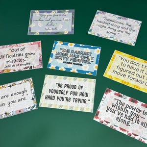 Peut inclure: Huit cartes color&eacute;es avec des citations inspirantes et des motifs floraux. Les citations incluent : "Gardez votre visage au soleil, et vous ne pourrez pas voir l'ombre." - Helen Keller, "Des difficult&eacute;s naissent les miracles." - Jean de La Bruy&egrave;re, "L'heure la plus sombre ne dure que soixante minutes." - Morris Mandel, "Parfois, la chose la plus difficile et la bonne chose sont la m&ecirc;me.", "Vous n'avez pas besoin d'avoir tout compris pour avancer.", "Vous &ecirc;tes assez bien comme vous &ecirc;tes.", "Soyez fier de vous pour vos efforts.", et "Le pouvoir est en vous - vous l'avez toujours eu."