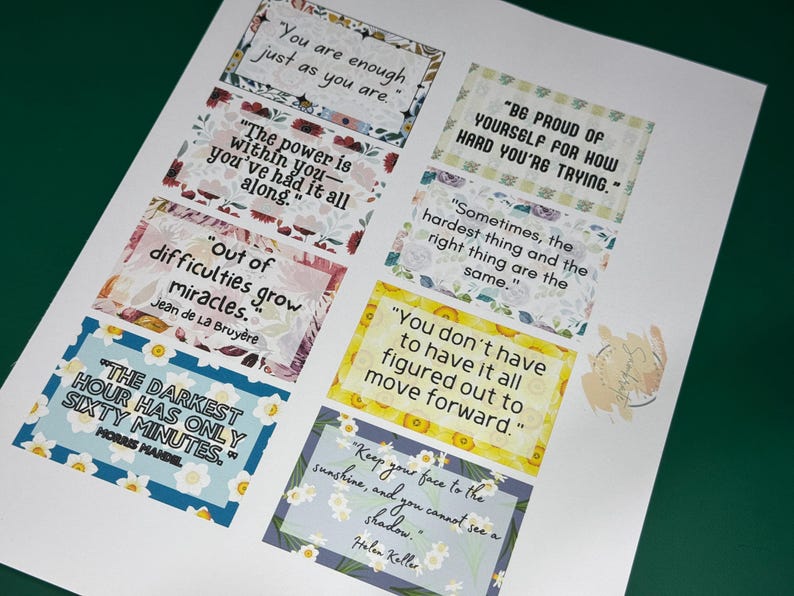 Peut inclure: Huit cartes de citations motivantes imprimables avec des motifs floraux. Les citations incluent : "Tu es assez tel que tu es." "Le pouvoir est en toi - tu l'as toujours eu." "Des difficult&eacute;s naissent les miracles." "L'heure la plus sombre ne dure que soixante minutes." "Soyez fier de vous pour vos efforts." "Parfois, la chose la plus difficile et la bonne chose sont la m&ecirc;me." "Vous n'avez pas besoin d'avoir tout compris pour avancer." "Tournez votre visage vers le soleil, et vous ne pourrez pas voir l'ombre."