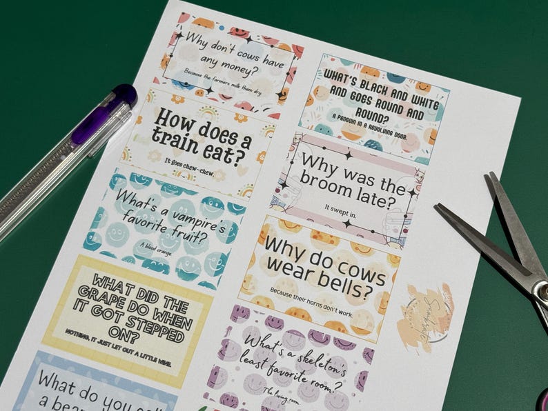 Op de afbeelding: Een set kleurrijke kaarten met grappige vragen en antwoorden erop gedrukt. De kaarten hebben verschillende leuke patronen en illustraties.