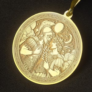 Peut inclure: Pendentif doré avec un relief détaillé de figures classiques. Le pendentif rond représente deux figures, l'une portant un casque, tenant une branche, et l'autre une couronne de laurier. Le pendentif est suspendu à une fine chaîne dorée.