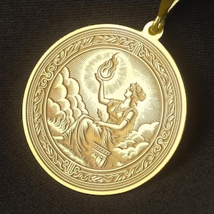 Può includere: Una collana con un ciondolo rotondo in oro che raffigura una donna che tiene una torcia. Il medaglione ha un design dettagliato con una superficie testurizzata.