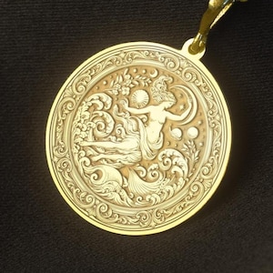 Puede incluir: Collar con colgante dorado con un relieve detallado de una figura clásica en medio de olas arremolinadas y elementos florales. El colgante redondo cuelga de una delicada cadena. El diseño es intrincado y la estética general es elegante.