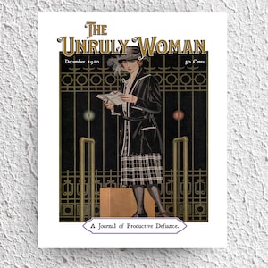 Peut inclure: La couverture d'un magazine intitulé "The Unruly Woman" de décembre 1920. La couverture présente une femme en manteau noir et jupe à carreaux debout devant un portail. Le magazine coûte 30 cents et est décrit comme "A Journal of Productive Defiance."