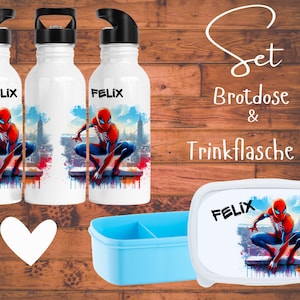 Könnte beinhalten: Ein Set aus drei weißen Wasserflaschen mit einem Spiderman-Design und dem Namen "Felix" darauf gedruckt. Das Set enthält außerdem eine blaue Brotdose mit einem Spiderman-Design und dem Namen "Felix" darauf gedruckt. Die Brotdose hat ein geteiltes Fach.