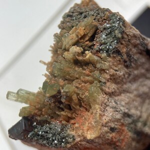 Oude vondst Diopsiet xx, Hessoniet, Ripidoliet xx, uit Paschiena, Italië, verzamelen van mineralen en edelstenen. afbeelding 3