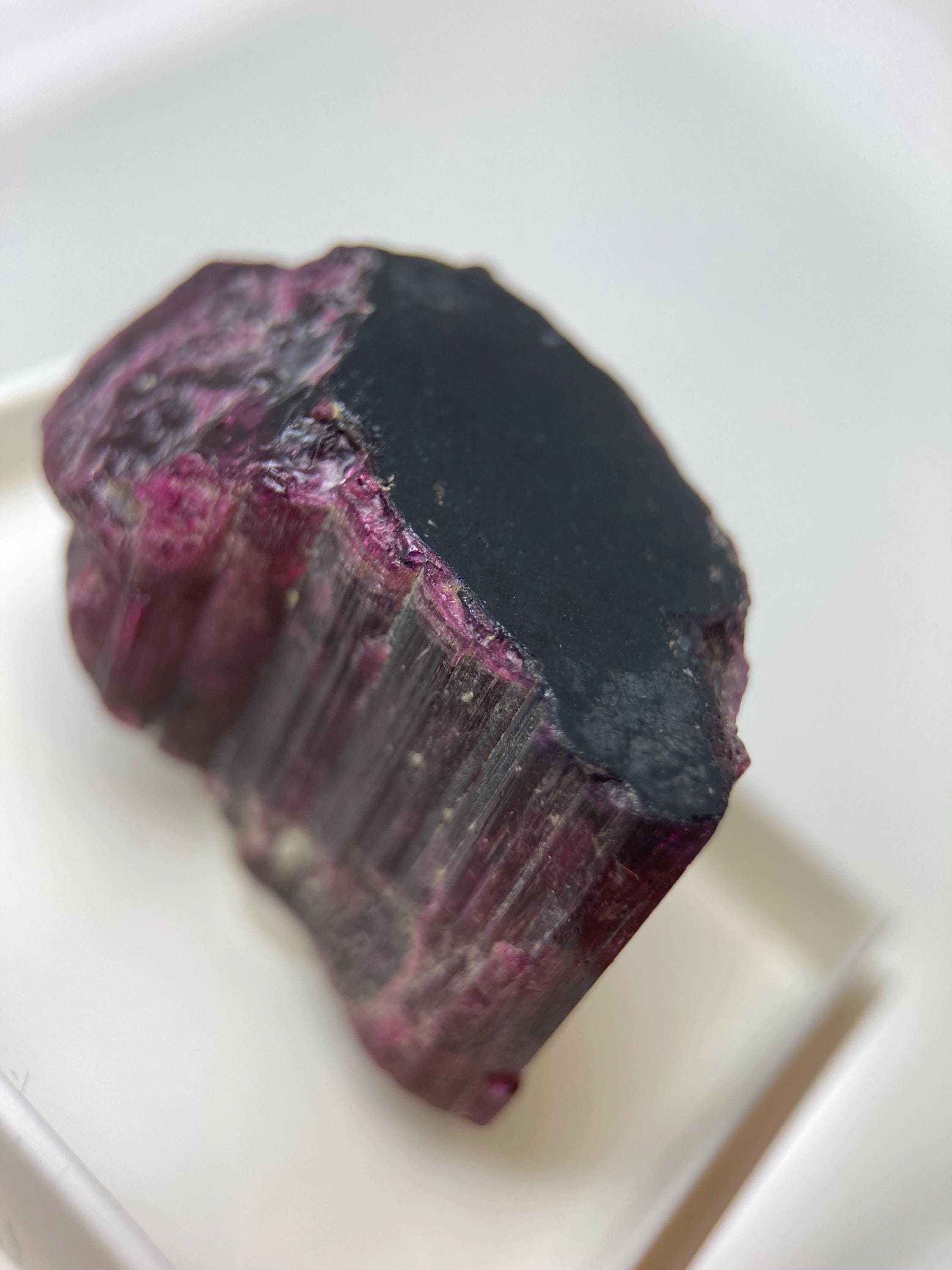 トルマリン・ルベライトのクラシックな鉱物と結晶 - クリスタル