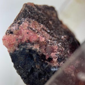 Sarkinit Hartigen Sverige - Typlokalitet, sällsynta mineralprover, mikromontering, klassiska mineraler och kristaller - användning för mineralinsamling