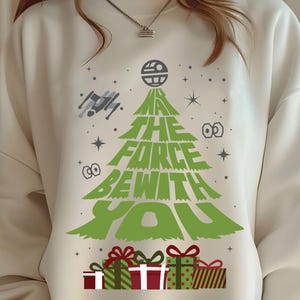 Camiseta navideña de Star Wars, camiseta "Que la fuerza te acompañe", camiseta de árbol navideño, camiseta navideña de Star Wars, regalo de Navidad de ciencia ficción para fanáticos de Disney 2025