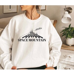 Space Mountain, camisa de Disney Space Mountain, camiseta de vacaciones familiares de Disney, sudadera de Disney, vacaciones de Disney, camisa de cuello redondo, regalos para ella