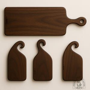 Puede incluir: Un juego de cuatro tablas de cortar de madera de diferentes tama&ntilde;os. La tabla m&aacute;s grande es rectangular con un asa y un agujero. Tres tablas m&aacute;s peque&ntilde;as tienen un dise&ntilde;o superior curvo &uacute;nico. Todas son de color marr&oacute;n oscuro.
