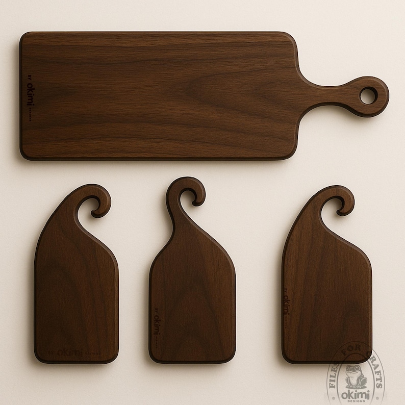 Puede incluir: Un juego de cuatro tablas de cortar de madera de diferentes tama&ntilde;os. La tabla m&aacute;s grande es rectangular con un asa y un agujero. Tres tablas m&aacute;s peque&ntilde;as tienen un dise&ntilde;o superior curvo &uacute;nico. Todas son de color marr&oacute;n oscuro.