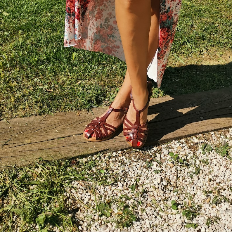 women leather sandals. closed toe sandals. fisherman sandals. leather straps, soft leather insole and rubber sole. comfortable flat sandals