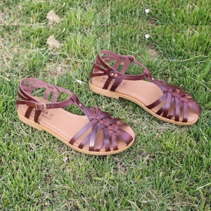 Independance women gift sandal from calf leather straps, leather and soft pad, durable rubber sole. KOKKAshoes made these women sandals with adjustable ankle strap, closed heel with holes and closed toe.