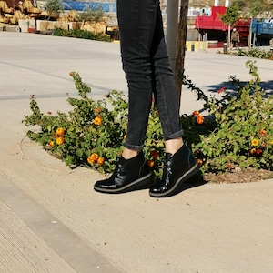 Enkellaarzen met veters| Leren damesschoenen| Platte girly slofjes van Kokkashoes