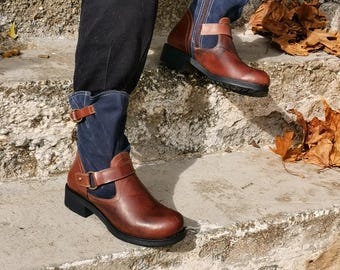 Ręcznie robione skórzane damskie botki | Minimalistyczne buty motocyklowe. Wytrzymały styl łączy się z codzienną wygodą