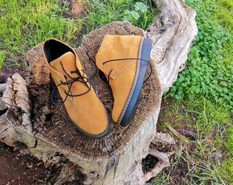 Zamszowe, sznurowane botki do kostki: ręcznie robione buty biurowe w kolorze musztardowo-brązowym