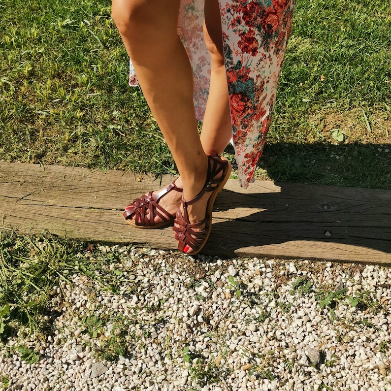 fisherman sandals. Closed toe, ankle strap with metal buckle and closed heel with straps. Perfect to wear with dresses, shorts and trousers.