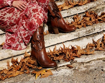 Handgefertigte Cowboy-Stiefel aus braunem Leder: geprägte Western-Damenstiefel