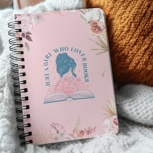 Set de taza y cuaderno &quot;Just a Girl Who Loves Books&quot;: regalo para amantes de los libros, un conjunto acogedor para la lectura, un regalo literario para lectores, artículos esenciales para bibliófilos.