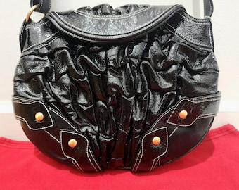 イザベラ・フィオーレ ルーシュド ブラック パテントレザー クロスボディバッグ