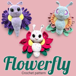 Op de afbeelding: Drie gehaakte bloemenvlieg-speelgoedjes met kleurrijke bloemen en glimmende ogen. De bloemenvlieg-speelgoedjes zijn paars, blauw en wit. De tekst "Flowerfly Crochet pattern" staat onderaan de afbeelding.