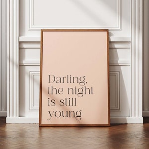 Darling the Night is Still Young Print, plakat z cytatem na kolację, sztuka ścienna na wózek barowy, plakat retro, sztuka ścienna do druku, pobieranie cyfrowe