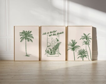 Puede incluir: Tres impresiones enmarcadas con temática de playa. La impresión central presenta una pareja sentada en una silla de playa con el texto "Life is Better at the Beach". Las impresiones de la izquierda y la derecha presentan palmeras.