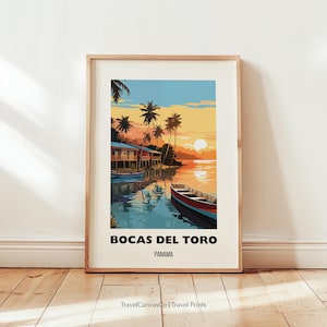 Puede incluir: Impresión artística enmarcada que representa Bocas del Toro, Panamá. La obra muestra una puesta de sol sobre el agua con barcos, palmeras y edificios. El texto "Bocas del Toro, Panamá" está en la parte inferior.