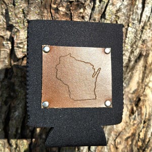 Lederdose Coozie: Wisconsin Umrisse