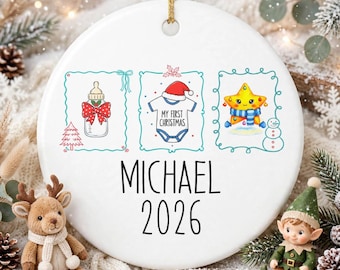 Op de afbeelding: Een rond wit keramieken ornament met drie rechthoekige illustraties: een babyfles met een rode strik, een rompertje met een kerstmuts en de tekst My First Christmas, en een lachende gele ster. De naam Michael en 2026 staan eronder gedrukt.