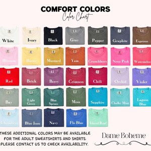 K&ouml;nnte beinhalten: Farbtabelle von Comfort Colors T-Shirts in verschiedenen Farbt&ouml;nen, darunter Wei&szlig;, Schwarz, Rot und Blau. Die Tabelle zeigt eine Reihe von Farben wie Blossom, Mustard und Crimson, mit dem Text "Comfort Colors Color Chart" oben.