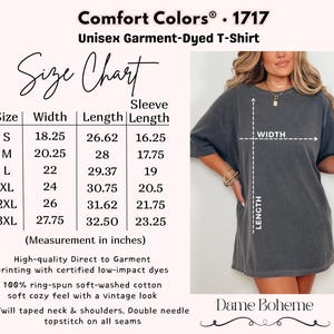 K&ouml;nnte beinhalten: Gr&ouml;&szlig;entabelle f&uuml;r ein Unisex-T-Shirt von Comfort Colors 1717, st&uuml;ckgef&auml;rbt. Die Tabelle zeigt Ma&szlig;e in Zoll f&uuml;r die Gr&ouml;&szlig;en S bis 3XL, einschlie&szlig;lich Breite, L&auml;nge und &Auml;rmell&auml;nge. Das Bild zeigt auch eine Person, die das T-Shirt tr&auml;gt.