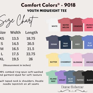 K&ouml;nnte beinhalten: Gr&ouml;&szlig;entabelle f&uuml;r mittelschwere Jugend-T-Shirts mit Ma&szlig;en in Zoll. Die Tabelle enth&auml;lt die Gr&ouml;&szlig;en XS bis XL mit den entsprechenden Breiten- und L&auml;ngenma&szlig;en. Verschiedene T-Shirt-Farben werden angezeigt, darunter Wei&szlig;, Denim und Schwarz.