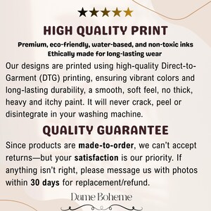 K&ouml;nnte beinhalten: Text auf cremefarbenem Hintergrund mit der Aufschrift "HIGH QUALITY PRINT" und "QUALITY GUARANTEE". Der Text beschreibt die Verwendung umweltfreundlicher Tinten und eine Zufriedenheitsgarantie f&uuml;r Produkte auf Bestellung. Der Markenname "Dame Boheme" steht unten.