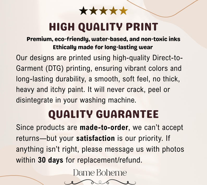 K&ouml;nnte beinhalten: Text auf cremefarbenem Hintergrund mit der Aufschrift "HIGH QUALITY PRINT" und "QUALITY GUARANTEE". Der Text beschreibt die Verwendung umweltfreundlicher Tinten und eine Zufriedenheitsgarantie f&uuml;r Produkte auf Bestellung. Der Markenname "Dame Boheme" steht unten.