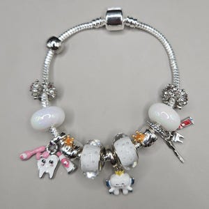 Weißes ZAHNARZT ARMBAND im Pandoura Stil