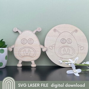 Alien Monster #5 Proyecto para colorear de dos estilos: Archivo SVG cortado con láser para niños/ Regalo para padre/madre/abuelo/cualquier ser querido. Perchas gratis