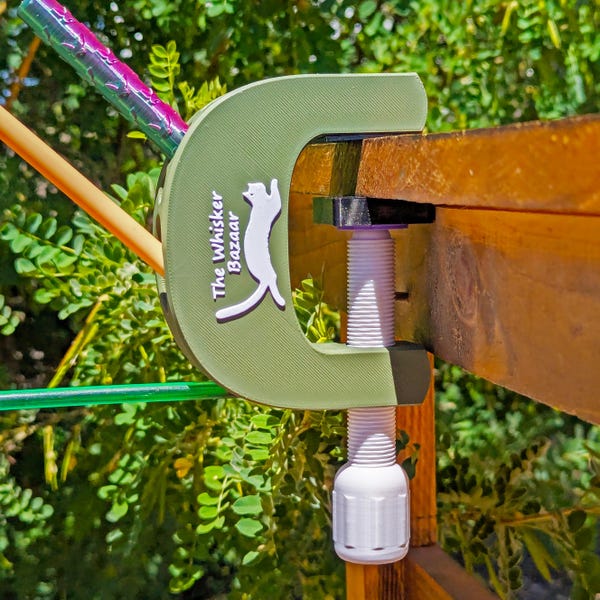 Soporte universal para juguetes de gatos Kitty Clamp, seguro para muebles.