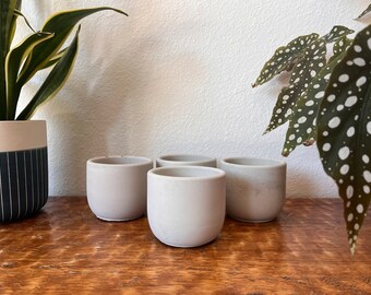 Graue individuell gravierte Betonkerze | Kokosnuss Apricot Creme Wachs