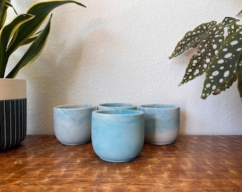 Blaue Kerze aus Beton mit individueller Gravur