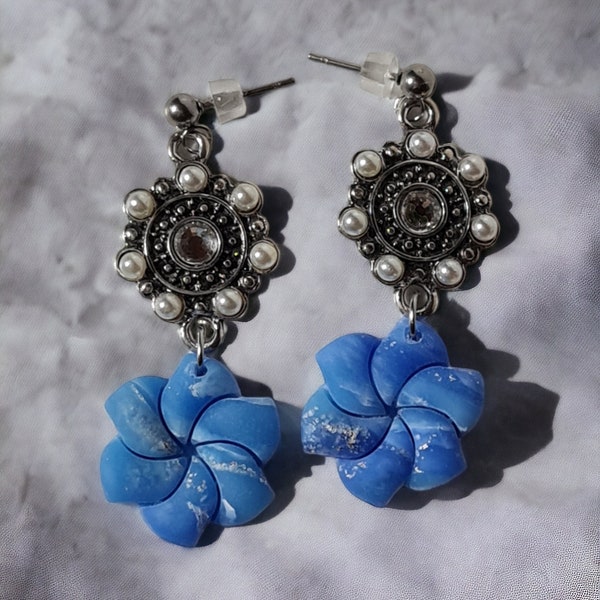 Blumenohrringe aus Polymer Clay - blau marmoriert mit Perlenverbinder und großem Strassstein