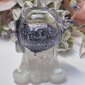 Shaker Löwe Schneekugel Löwe Figur aus Epoxidharz handgefertigter niedlicher Löwe