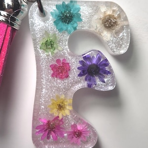 Llavero con letra y flores, colgante con alfabeto, llavero con flores, letras, llavero veraniego, regalo para amigos.