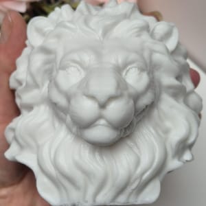 Löwenkopf Skulptur aus Epoxidharz in edlem weiß - 3D-Optik - handgemachte Löwen Harz Figur - Löwenkopf Wohndekoration - Deko für Tierfreunde