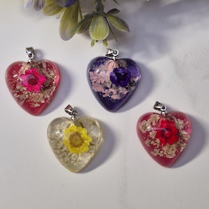 Artistic resin heart pendant with dried flowers - different colors - handmade - exclusive jewelry - necklace in the shop