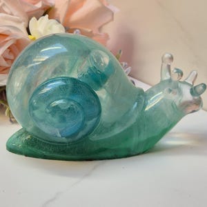 Snail snow globe epoxy resin snail shaker snail decoration handmade shaking snail resin snail